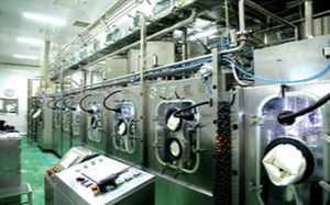 Linea di riempimento per bottiglie in vetro - Jiangsu Zhongyin Machinery Co., Ltd. - per bottiglie PET / per lattine / per succhi di frutta