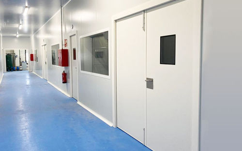 Porta con cerniera - Kavidoors - pedonale / in polietilene / vetrata