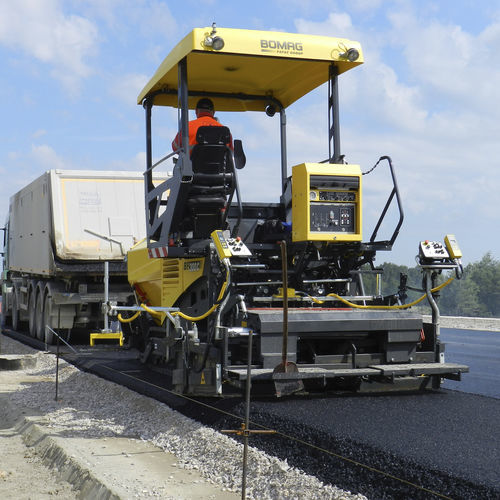 Finitrice di asfalti - BF 300 C series - BOMAG - cingolata / per carburante / per costruzioni