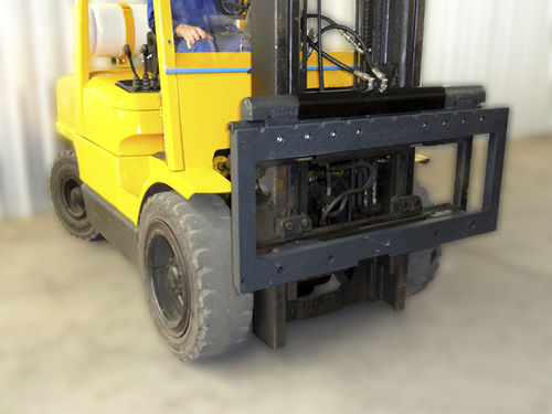 Attrezzatura di spostamento laterale dotata di posizionatore integrato per carrello elevatore con posizionatori integrati - Saur - per carrello elevatore