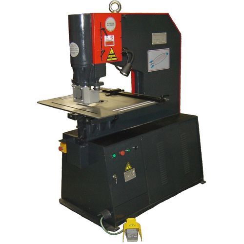 Punzonatrice universale - P-Series - MAQ. IND. MET. KORPLEG, S.L. - automatica / idraulica / per profilati