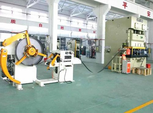 Linea di alimentazione nastro per processi di tranciatura fine - Shenzhen Sunrui Machinery Co., Ltd. - per l'industria automobilistica / ad alto spessore / con raddrizzatori