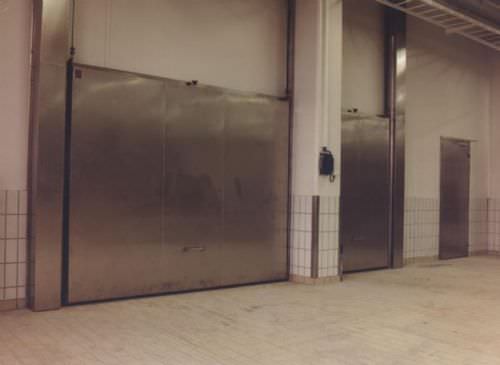 Porta scorrevole verticale - AV1501F - DAN-doors - in metallo / per cella frigorifera / industriale