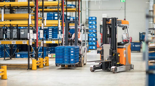 Carrello elevatore per grandi altezze - DEMATIC - elettrico / a guida automatica / da trasporto