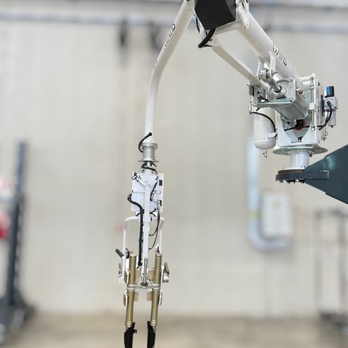 Manipolatore pneumatico - ATIS s.r.l. - a forcella / con ribaltatore / per l'industria automobilistica