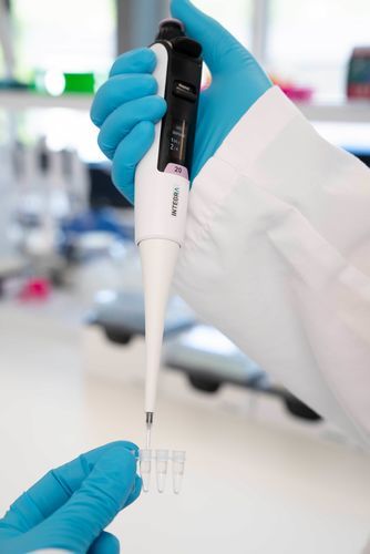 Pipetta ibrida - SWITCH - INTEGRA Biosciences - monocanale / volumetrica / per laboratorio