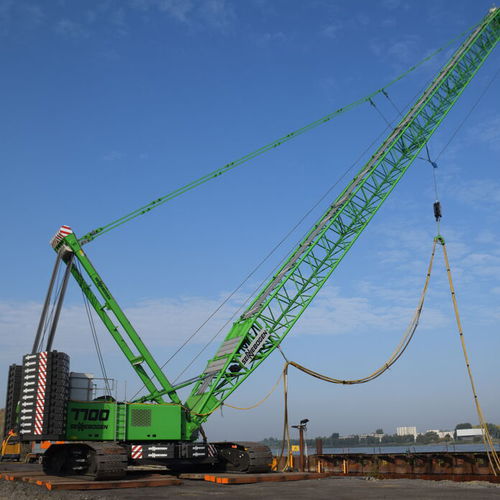 Gru cingolata - 7700 G - SENNEBOGEN Maschinenfabrik GmbH - con braccio / tralicciata / per facciate di edifici
