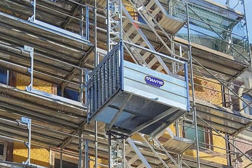 Montacarichi elettrico - GEDA 500Z - Mantis Cranes - per il settore dell'edilizia / per cantiere / a colonna singola