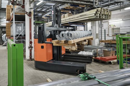 Carrello elevatore elettrico - Genkinger-bAKA Genkinger GmbH - a guida a bordo / a guida automatica / per corsie strette