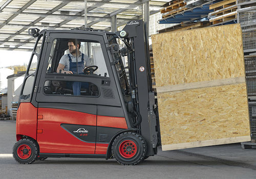 Carrello elevatore con alimentazione a batteria - Neumaier Industry GmbH & Co. KG - a guida a bordo / per movimentazione / 4 ruote