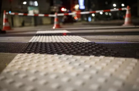 Rivestimento di pavimenti in acciaio inossidabile - AXIMUM - in PVC / in resina / antiscivolo