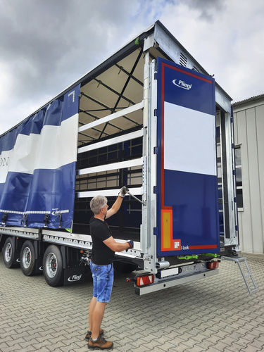 Semirimorchio telonato - Fliegl Fahrzeugbau GmbH - a pianale / da cantiere / per attrezzatura industriale