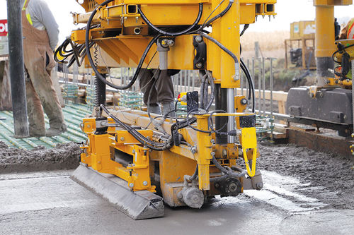 Finitrice per calcestruzzo - C-450  - GOMACO International - cingolata / per lastre di calcestruzzo / per costruzioni