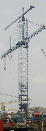 Gru su guida di scorrimento - Favelle Favco - con braccio impennabile / a torre / per cantiere navale