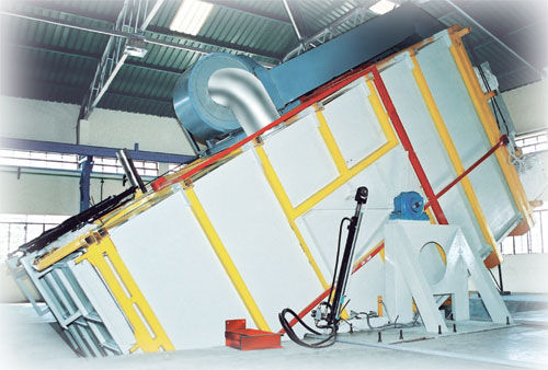 Macchina per stampaggio rotazionale rock and roll con forno oscillante - M. Plast (India) Limited