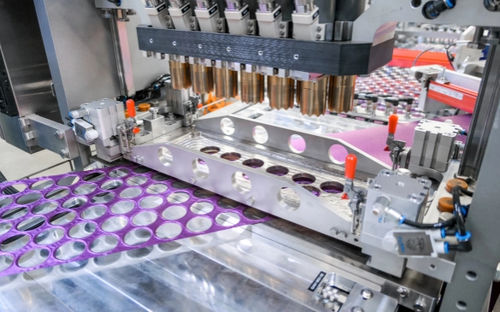 Linea di riempimento e confezionamento per l'industria agroalimentare - OPTIMA packaging group GmbH