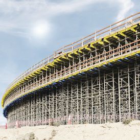 Ponteggio a torre per carichi pesanti - Staxo 100 - DOKA - in acciaio galvanizzato / modulare / per montaggio su scala