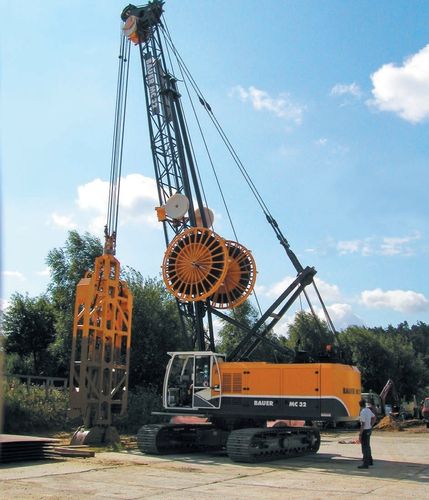 Gru cingolata - MC 32 - BAUER Maschinen GmbH - con braccio / di sollevamento / idraulica
