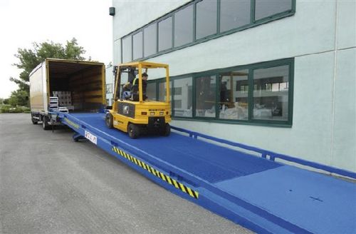 Rampa di carico mobile - 12 000 mm, 6 000 - 10 000 kg - C.L.M - elettroidraulica