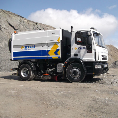 Spazzatrice su autotelaio - M6 - Scarab Sweepers - idraulica / con motore diesel / per strade
