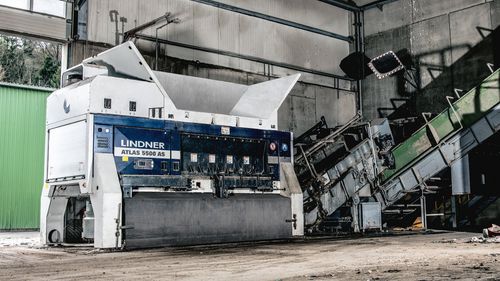 Trituratore primario - Atlas 5500 AS - Lindner Recyclingtech GmbH - a due alberi / per rifiuti solidi sfusi / per rifiuti in plastica