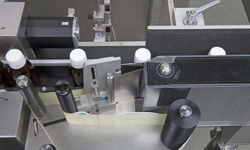 Macchina di etichettatura controllata da PLC - ESF series - Bausch + Ströbel Maschinenfabrik Ilshofen GmbH+Co. KG - per bottiglie / per etichette adesive / compatta