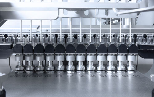 Macchina di riempimento e tappatura per bottiglie - Bausch + Ströbel Maschinenfabrik Ilshofen GmbH+Co. KG - per applicazioni farmaceutiche