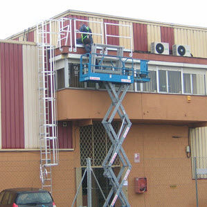 Uscita per scala con gabbia di protezione - European Special Ladders, S.A. (ESLA)