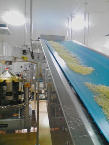 Trasportatore a nastro - M.H. Material Handling S.p.A - a tapparelle / orizzontale / a canale