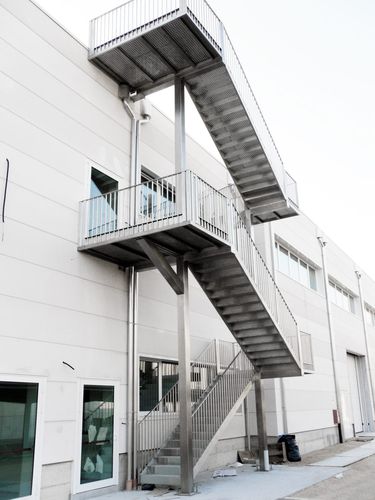 Scala da esterno - VLS Technologies - in acciaio inossidabile / modulare / con scalini antiscivolo