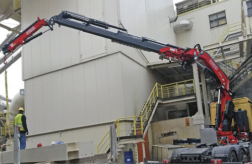 Gru montata su camion - F545RA xe-dynamic - Fassi gru S.p.A - con braccio / di sollevamento / per applicazioni pesanti