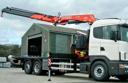 Gru montata su camion - F195A series - Fassi gru S.p.A - con braccio articolato / per cantiere / di sollevamento