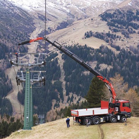 Gru montata su camion - F660RA he-dynamic series - Fassi gru S.p.A - con braccio articolato / per cantiere / fuoristrada