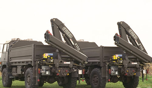 Gru montata su camion - Defense series - Fassi gru S.p.A - con braccio articolato / di sollevamento