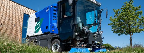Spazzatrice elettrica - eCleango 550 series - Aebi Schmidt Holding AG  - uomo a bordo / per strade / con due spazzole
