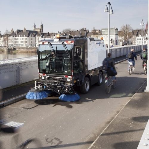 Spazzatrice compatta - Cleango 500 series - Aebi Schmidt Holding AG  - uomo a bordo / diesel / per polveri