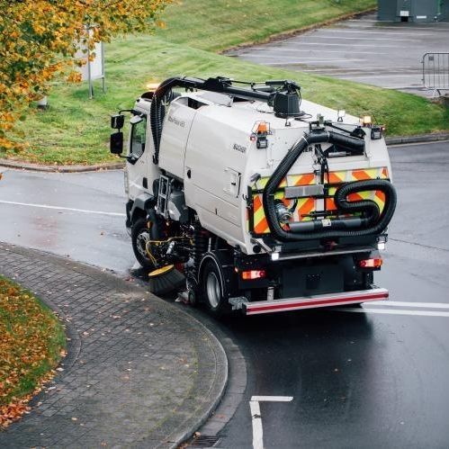 Spazzatrice su autotelaio - MaxPowa V65 - Bucher Municipal AG - con motore a combustione / per spazi pubblici / di foglie