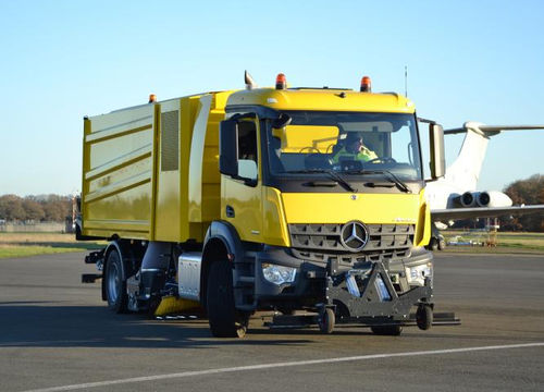 Spazzatrice su autotelaio - MaxPowa V95t aero - Bucher Municipal AG - con motore a combustione / per pista d'aeroporto / per polveri