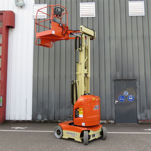 Piattaforma a sfilo verticale mobile - 8E-L Toucan® - JLG Industries Inc. - elettrica / per uso in interni ed esterni / compatta