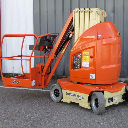 Piattaforma a sfilo verticale mobile - 10E-L Toucan®  - JLG Industries Inc. - elettrica / per uso in interni ed esterni / compatta