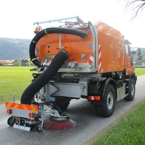 Spazzatrice montata su veicolo - UKM - Gebrüder TRILETY GmbH  - idraulica / per spazi pubblici / per polveri