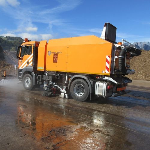 Spazzatrice su autotelaio - TK series - Gebrüder TRILETY GmbH  - idraulica / per spazi pubblici / per polveri