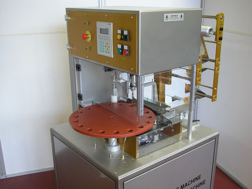 Macchina per imballaggio semiautomatica - wm30rtn - ZUM WALD Maschinen- & Apparatebau - con pellicola piegata / per liquidi / per carta