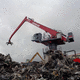 gru per movimentazione di rottami metallici / fissa / con braccio / fuoristrada