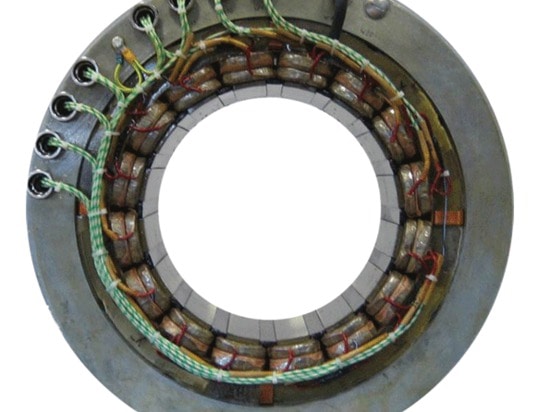 Elettronica su questa 4 posizione di cuscinetto della pista del ft-diametro AMB. i cavi Verde-e-bianchi forniscono il potere alle bobine elettromagnetiche. Una volta installato, un cuscinetto di so...