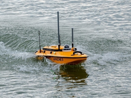 L'Apache 3 USV, un drone marino portatile con un ecoscandaglio a raggio singolo, sta conducendo un'indagine idrografica.