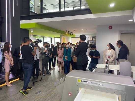 Sesotec è stata soddisfatta dei numerosi ospiti presenti all'inaugurazione dello showroom in Thailandia (Foto: Sesotec GmbH)