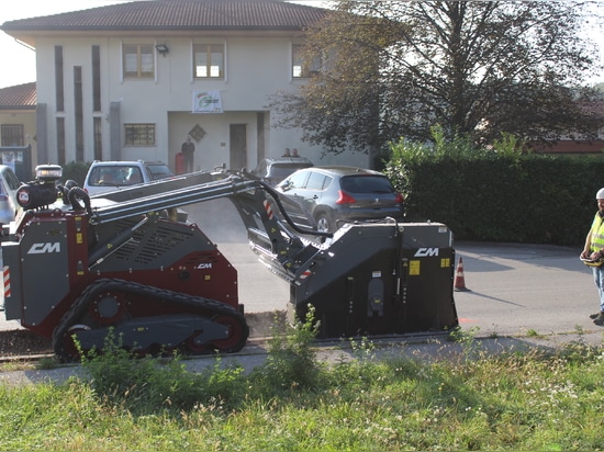 Scavo trincea per posa cavi in fibra ottica