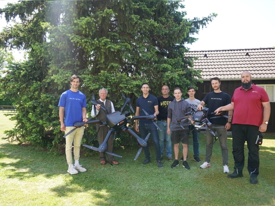 Il team Acecore con il CEO Jorrit Linders (primo da sinistra) e il CEO di RIEGL Dr. Riegl (secondo da sinistra) con il team UAV di RIEGL alla consegna dei droni a Horn.