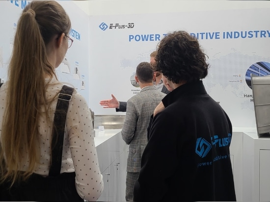 la folla nello stand di Eplus3D a Formnext2023